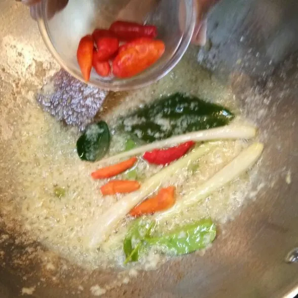 Tumis bumbu halus lalu masukkan serai, daun jeruk, daun salam dan cabe. Masak sampai bumbu benar-benar matang.