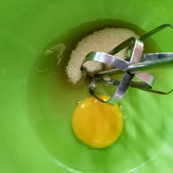 Gunakan mixer, mix gula dan telur