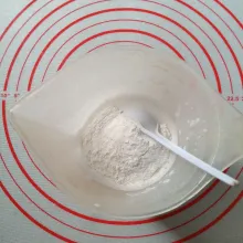 BUAT SAUS SANTAN : Ambil 100 ml santan dari takaran diresep, larutkan dengan tepung beras.