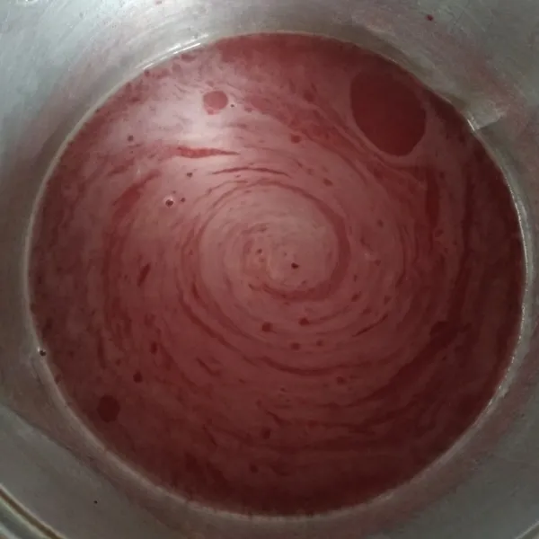 Masak jelly merah hingga mendidih.