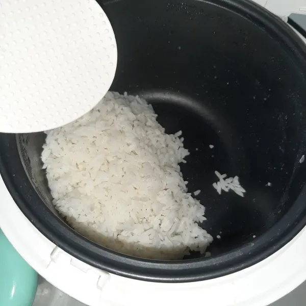 Siapkan nasi.