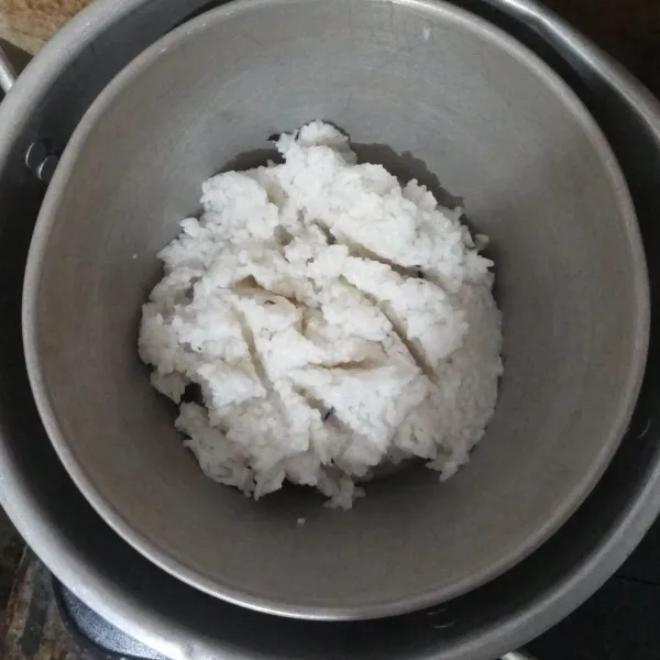 Pindahkan aron ke dalam panci dandang (boleh dialasi atau langsung di atas sarangan). Masak hingga nasi punten matang.
