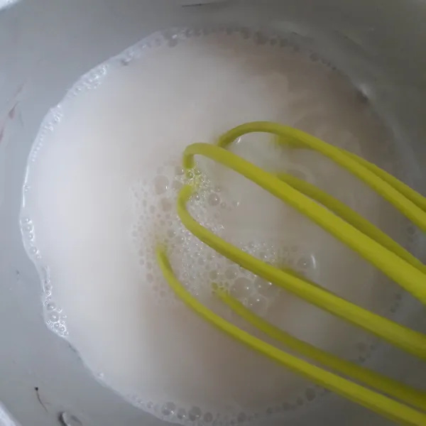 Campur semua bahan puding susu aduk rata biarkan hingga mendidih.