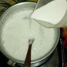 Masak sisa santan bersama gula pasir, garam dan daun pandan sampai mendidih. Tuang larutan tepung beras sambil diaduk-aduk. Masak terus sampai dia mendidih kembali. Koreksi rasa. Pastikan saus matang ganpa ada rasa tepung.