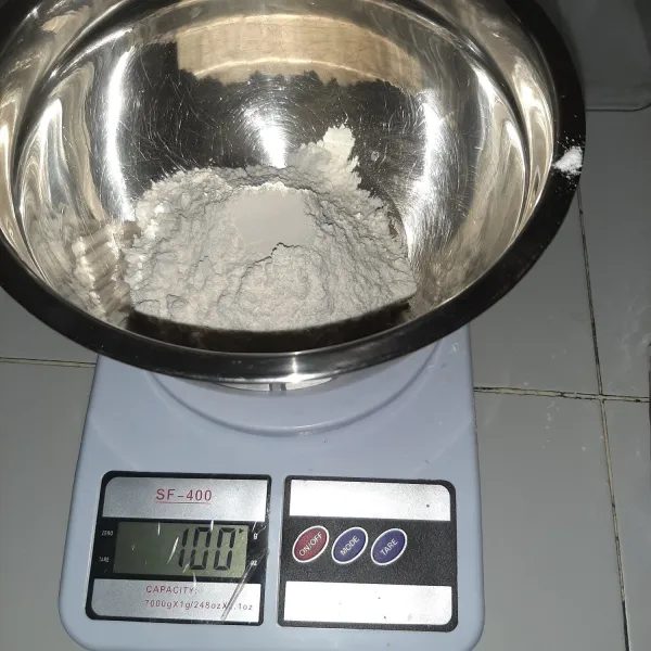 Siapkan tepung terigu.