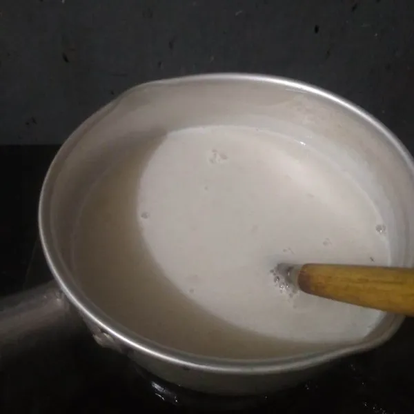 Masukkan susu cair putih. Kemudian rebus hingga mendidih. Matikan api.