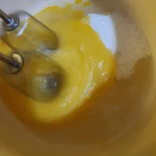 Kocok telur dan gula hingga kental dan mengembang.