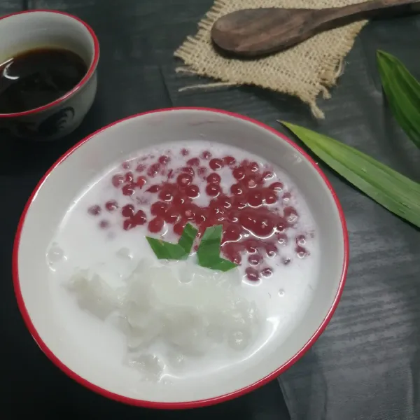 Jangan lupa sajikan dengan kuah gula merah nya juga, selesai.