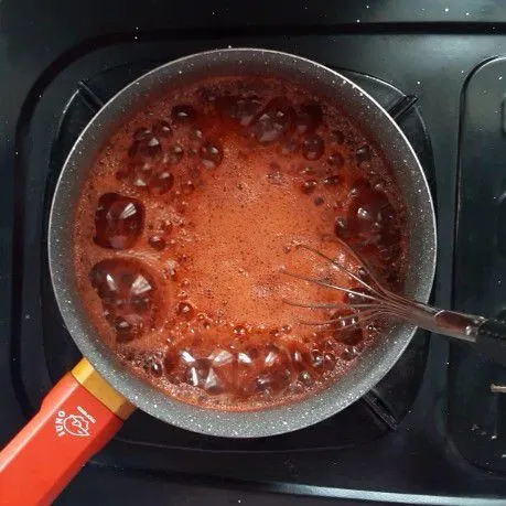 tuang ke dalam sauce fan lalu panaskan hingga meletup2. sesaat sebelum diangkat beri perasan lemon.