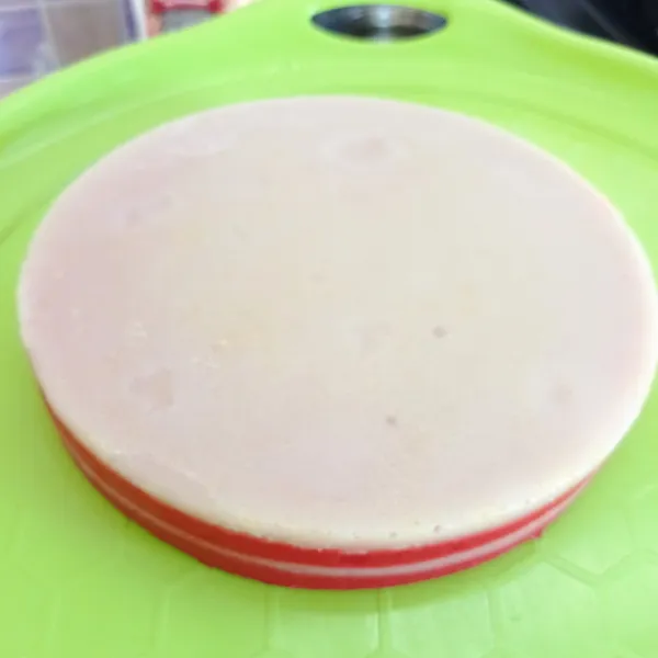Keluarkan dari cetakan lalu potong sesuai selera.