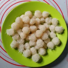 Setelah dingin bulat-bulatkan besarnya sesuai selera. Sisihkan.