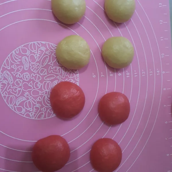 Timbang adonan masing-masing 40 gr. Bulatkan adonan lalu istirahatkan 10 menit.