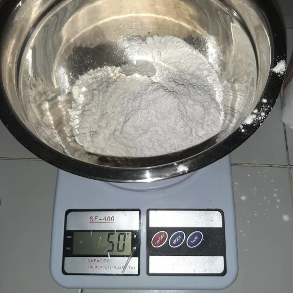 Tambahkan tepung beras.