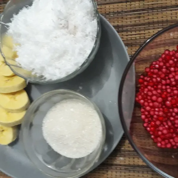Siapkan bahan-bahannya sagu mutiara rebus, kelapa parut, gula pasir, garam dan pisang tanduk