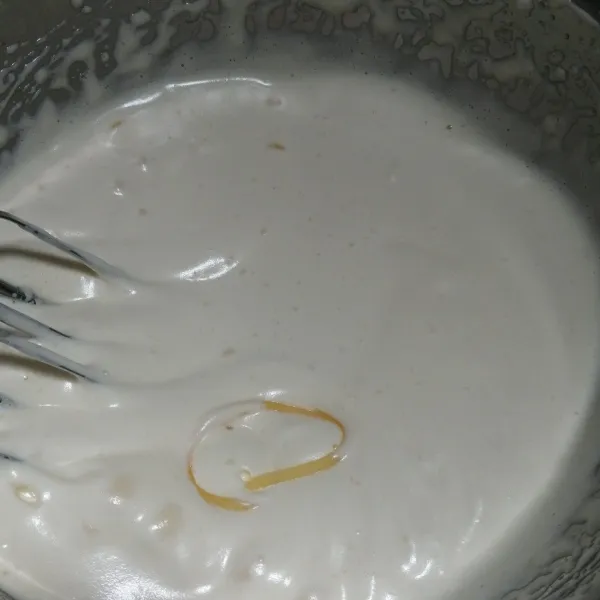 Setelah mengembang tambahkan cake emulsifier, mixer lagi sampai putih dan mengental