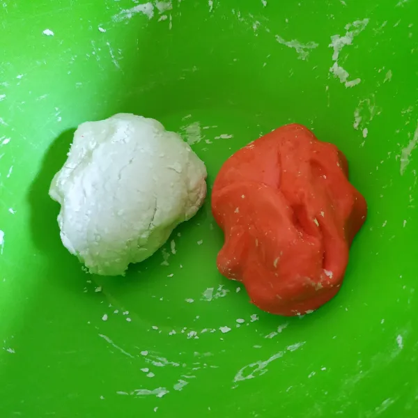 Bagi adonan menjadi 2 bagian sama banyak, 1 bagian tambahkan pewarna merah.