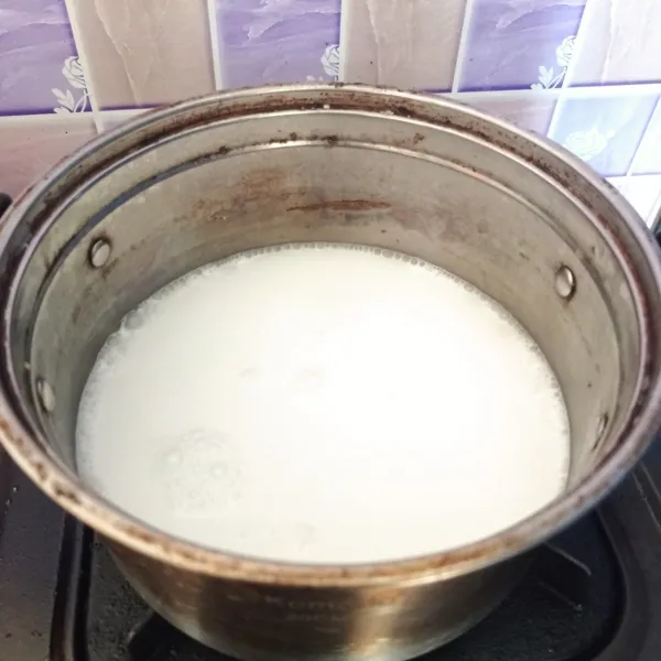 Masak santan, gula dan garam sampai mendidih. Kemudian dinginkan.