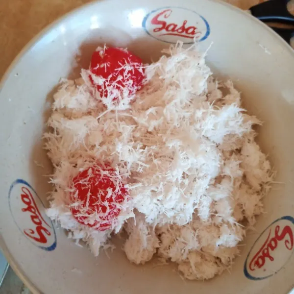 setelah matang, gulingkan di parutan kelapa.