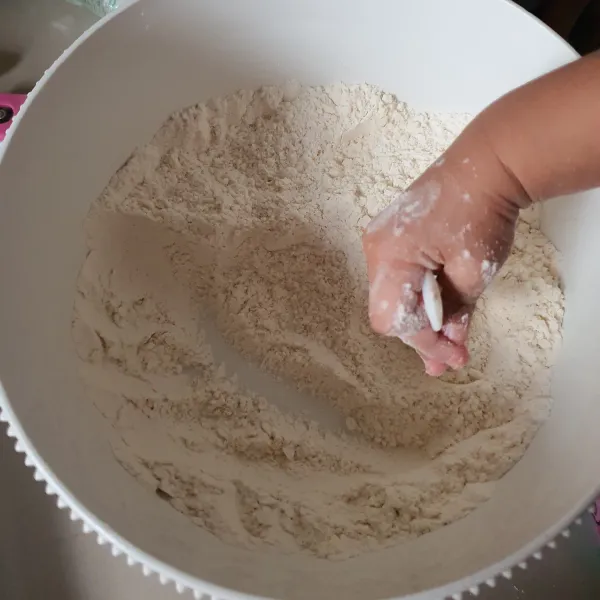 Campur semua bahan kering. masukkan telur dan air sedikit demi sedikit.