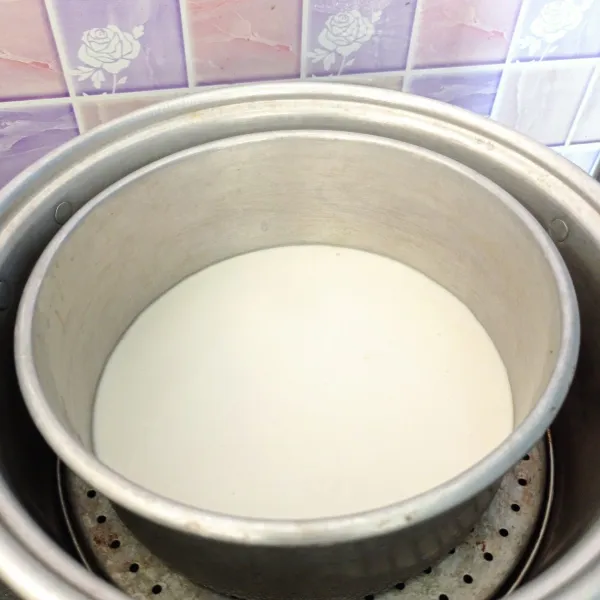 Panaskan kukusan, lapisi tutupnya dengan serbet. Oles loyang dengan margarin. Tuang 2 sendok sayur adonan putih ke loyang. Kukus selama 2 menit.