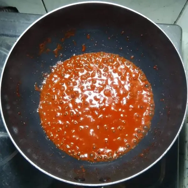 Masukkan bumbu halus merah, tambahkan, merica bubuk, kaldu bubuk dan garam.