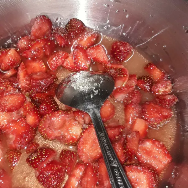 Campurkan semua bahan saus strawberry. Masak hingga mendidih dan gula larut. Angkat dan sisihkan.