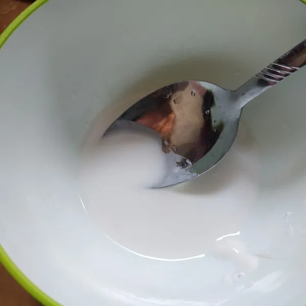 Ambil 1,5 sdm tapioka tambahkan sedikit air dan garam aduk rata.