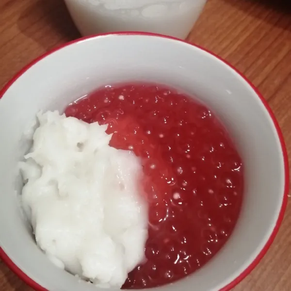 Tambahkan bubur sumsum dan sagu mutiara di dalam mangkok, lalu siram dgn kuah santan