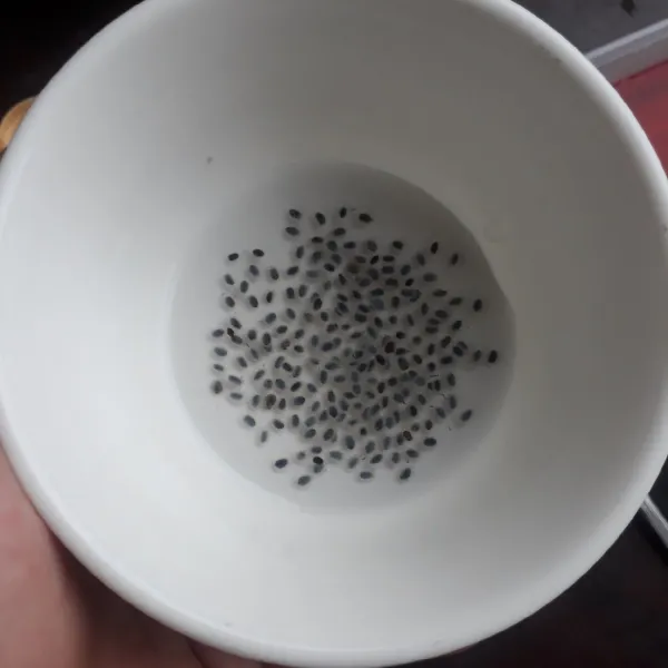Rendam chia seed dengan air panas secukupnya.