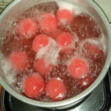 Rebus air secukupnya sampai mendidih, set api sedang. masukkan bola-bola ketan ke dalam rebusan air, masak sampai mengapung beberapa saat. Tiriskan.