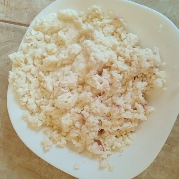 setelah itu parut singkong.