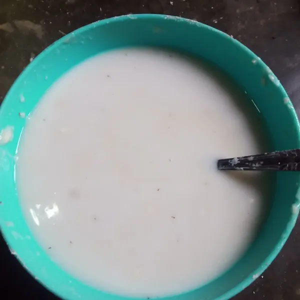 Siapkan wadah masukan tepung terigu tepung Pati aduk rata masukan air santan aduk lagi sampai encer