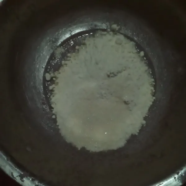 Siapkan wadah masukan tepung terigu gula garam aduk rata