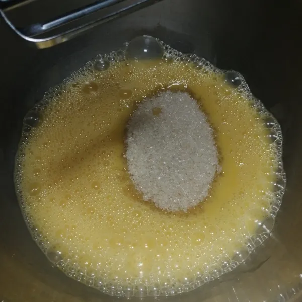 Kocok telur sampai berbusa lalu tambahkan gula pasir, mixer sampai mengembang.