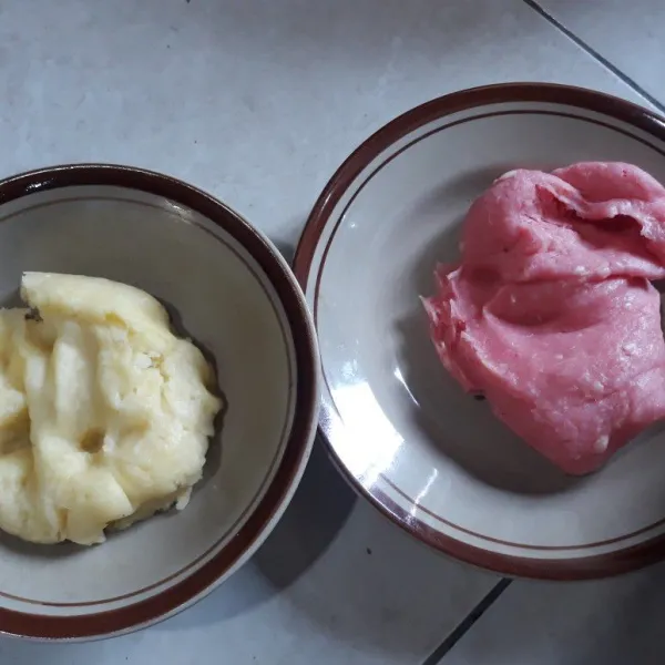 Bagi adonan menjadi 2 bagian lalu tambahkan pewarna makanan warna merah pada salah satu adonan, aduk hingga warna tercampur rata.