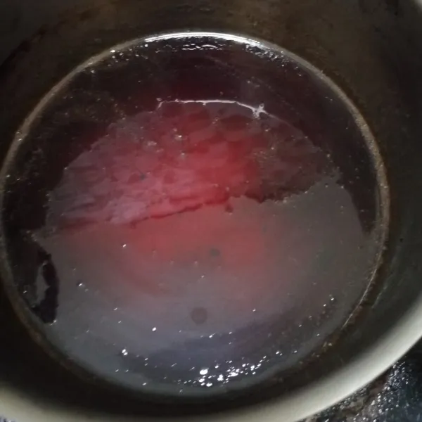 Masak gula merah sampai mencair, lalu tambahkan tepung maezena yang sudah dilarutkan dengan sedikit air. Masak sampai gula mengental.