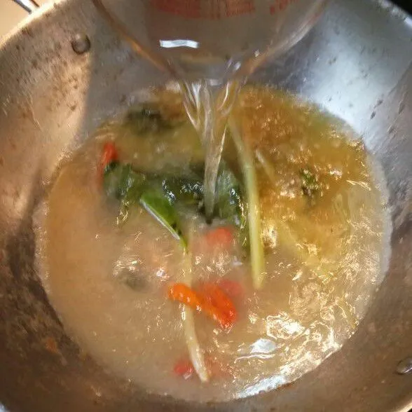 Tuangkan air biarkan sampai mendidih.