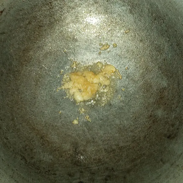 Diwajan bekas menggoreng tadi, tumis bawang putih dengan api paling kecil sampai wangi.