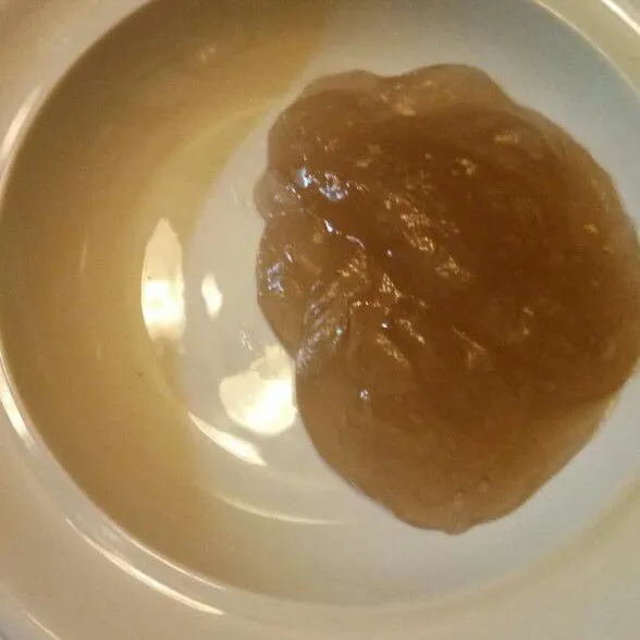 Siapkan piring saji. Tuangkan Papeda dalam mangkuk. Lalu siram dengan ikan kuah kuning. Sajikan.