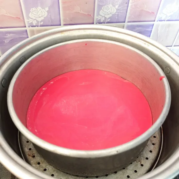 Kemudian tuang lagi 2 sendok sayur adonan merah ke loyang. Kukus lagi selama 5 menit. Lakukan selang seling sampai adonan habis. Saat adonan terakhir dimasukkan, kukus selama 10 menit. Angkat.