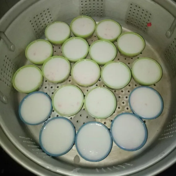 Setelah adonan merah kenyal, tuang adonan putih sampai cup penuh tapi tidak luber .Kukus 10 menit kembali atau sampai matang. Angkat dan dinginkan baru lepas kue dari cetakan. Sajikan jika sudah dingin.