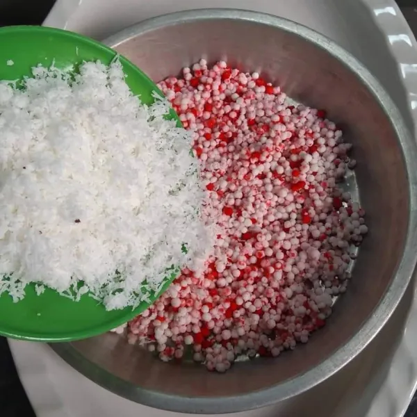 Masukkan kelapa parut