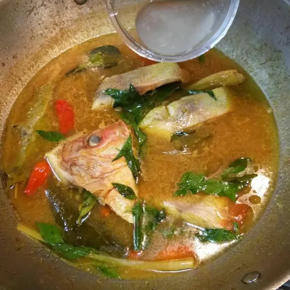 Jangan lupa tambahkan gula, garam dan kaldu bubuk. Koreksi rasa. Setelah ikan cukup matang, matikan api. Tambahkan air jeruk nipis, aduk sesaat lalu matikan api.