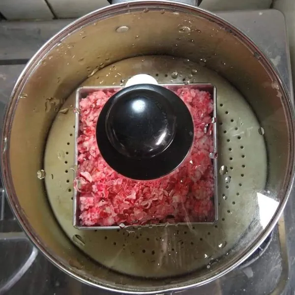 Masukkan ke atas awug putih, lalu kukus kembali sampai matang, selama 25 menit