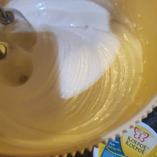 Mixer gula dan telur kurang lebih selama 7 menit, lalu masukkan SP. Mixer lagi hingga putih kental dan mengembang