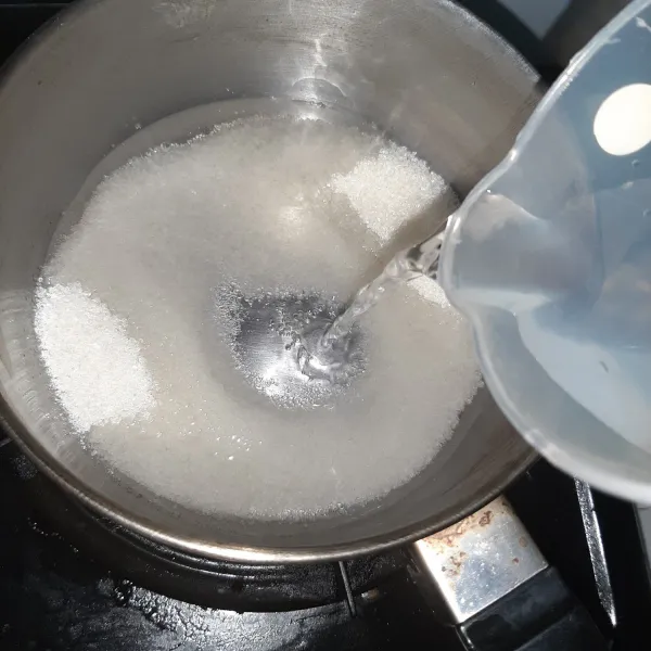 Tambahkan air lalu masak dengan api kecil hingga semua gula larut. Tidak harus mendidih yang penting hangat.