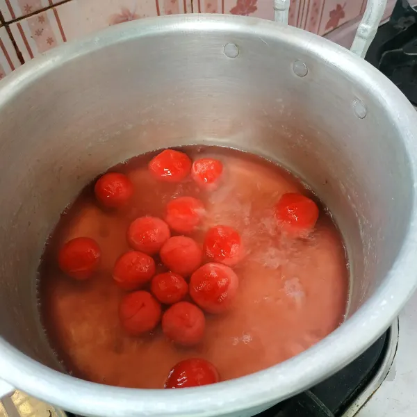 Didihkan air secukupnya, bentuk bulat adonan dan masukkan kedalam air mendidih, rebus sampai mengapung.