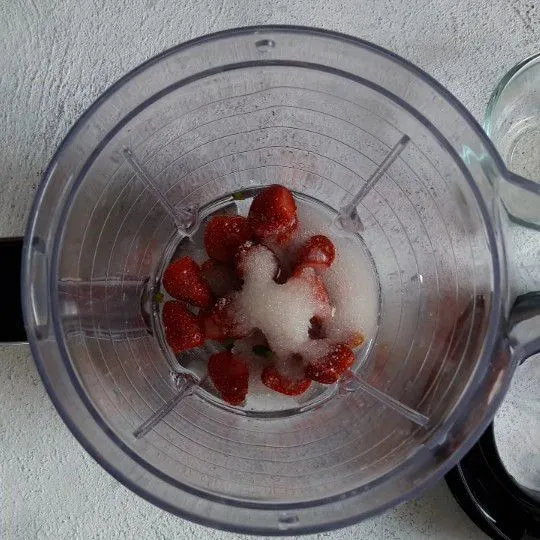 bahan saus strawberry : campur semua bahan lalu blender (boleh kasar atau halus) sesuai selera.
