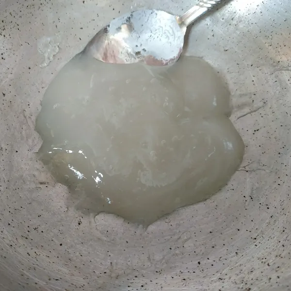 Didihkan air, setelah mendidih masukkan larutan tapioka, aduk cepat hingga mengental.