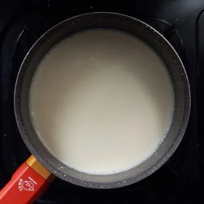 panaskan susu uht dan gula pasir hingga bergelembung kecil bagian pinggirnya.